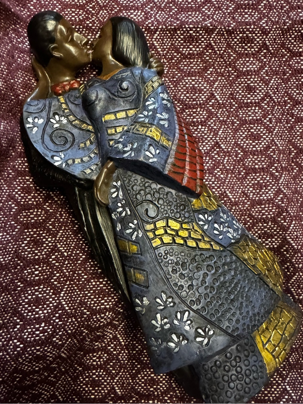 Vintage 10” Poly Resin African Couple Kissinf figurine